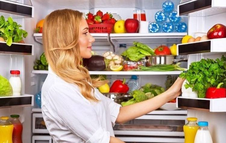 Этим летом жители России испытывают на себе аномальные температуры, которые достигают рекордных отметок в некоторых регионах. В подобных условиях особенно важно следить за правильным хранением продуктов питания, чтобы избежать их порчи и предотвратить возможные случаи пищевых отравлений.